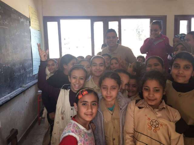 شاهد ..سعد سمير مدافع الفريق الأول لكرة القدم بالنادي الأهلي بتدعيم أطفال قريته ”جمجرة”