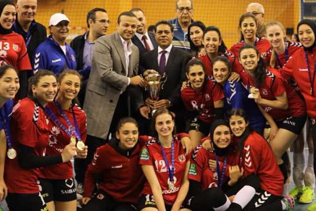 رباعي مجلس إدارة الأهلي يحضرون مراسم تتويج سيدات طائرة الأهلي بالدوري