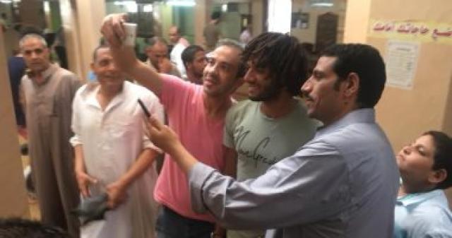 صور.. المصلون يلتفون حول الننى بعد صلاة الظهر فى مسجد بالمحلة