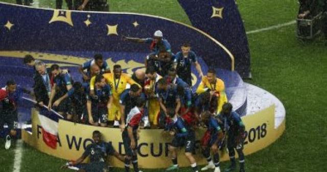 شاهد.. مراسم تتويج منتخب فرنسا بكأس العالم 2018 تحت الأمطار