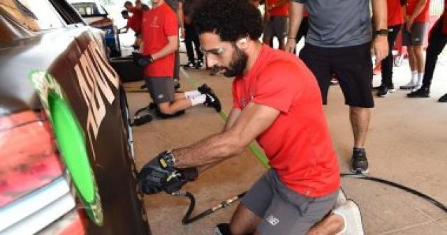 محمد صلاح ونجوم ليفربول فى زيارة لأحدى شركات السيارات بأمريكا.. صور