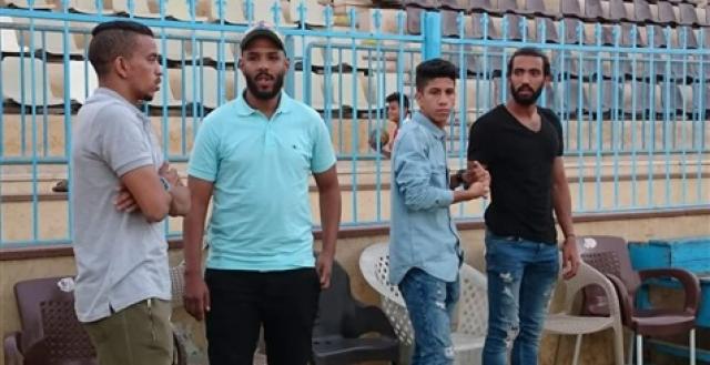 لاعب الأهلي يظهر في مدرجات مباراة النصر والمصرية للاتصالات