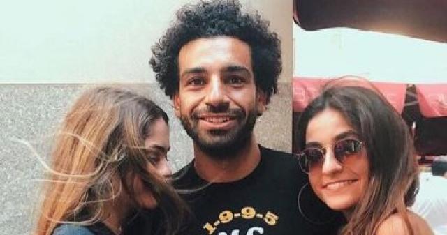 "مين دول يا صلاح؟".. نجم ليفربول وسط معجباته