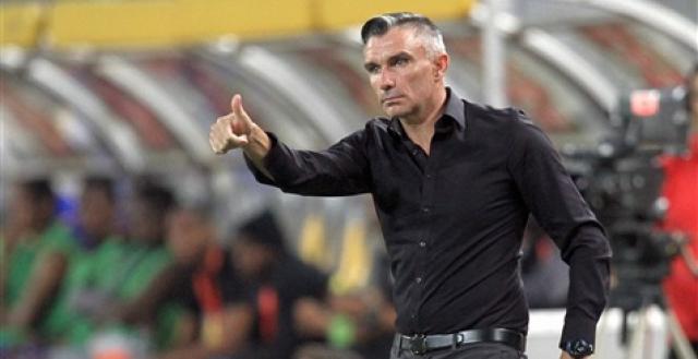 كارتيرون ومحمد يوسف يعاينان أرضية ملعب السلام