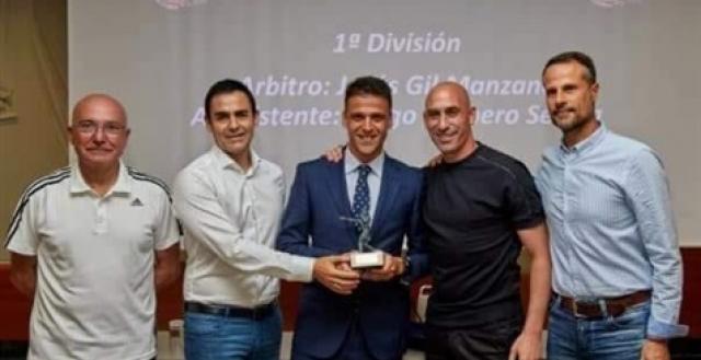 رسميًّا.. «مانزانو» أفضل حكم في الدوري الإسباني عن الموسم الماضي