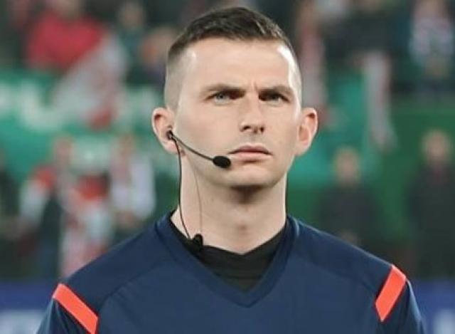 أوليفر حكمًا لمباراة أرسنال «النني» أمام مانشستر سيتي بالدوري الإنجليزي