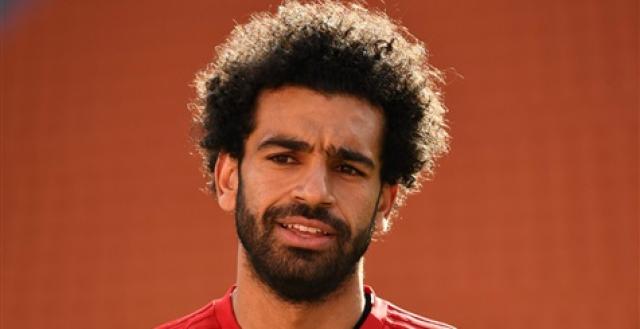 بعد «فن اللامبالاة».. محمد صلاح يقرأ كتابا جديدا استعدادا للدوري الإنجليزي