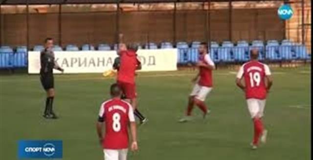 اضحك مع ... مدرب ينهال بالضرب على الحكم بعد خسارة فريقه في الثواني الأخيرة (فيديو)