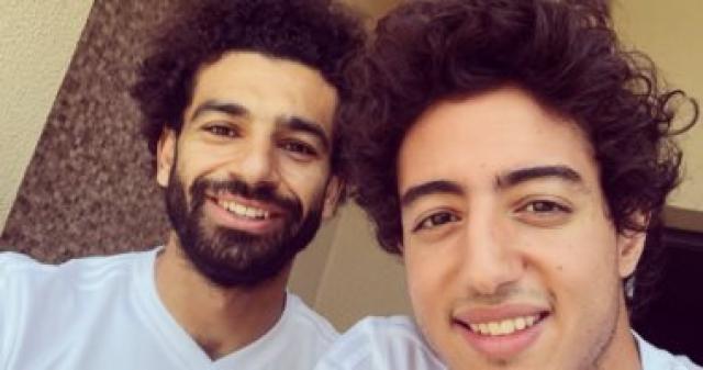 محمد هانى سعيد بمشاطرة محمد صلاح الغرفة فى معسكر المنتخب