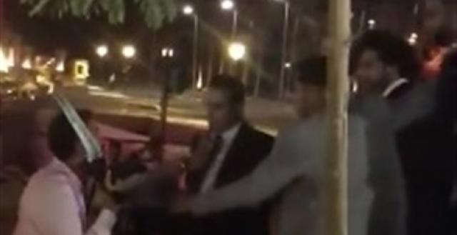 الجماهير تلاحق محمد صلاح لحظة مغادرته زفاف حسين السيد (فيديو)