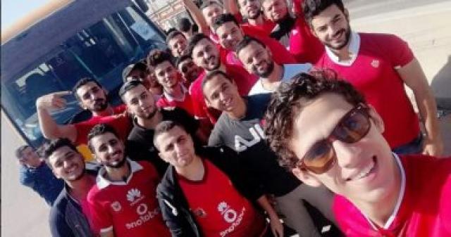 شاهد .. جماهير الأهلي تواصل الزحف  الأحمر لموقعة الترجي في برج العرب