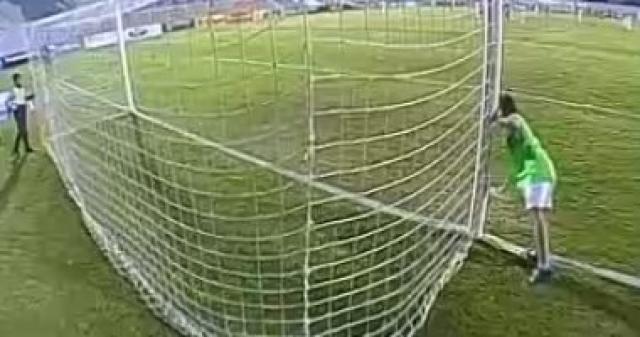 شاهد.. لقطة مثيرة لطفل يرش مياه غريبة فى مرمى الحرس قبل ركلة جزاء الزمالك