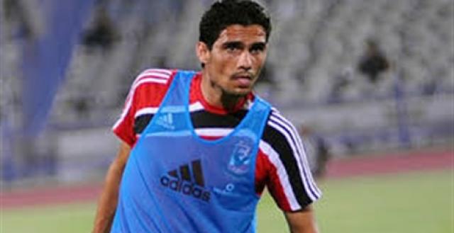 محمد يوسف يطمئن على مدافع الأهلي في المران الصباحي