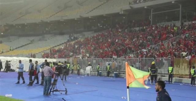 جماهير الأهلي تلقى زجاجات المياه على حكم المباراة ولاعبي صن داونز(فيديو)
