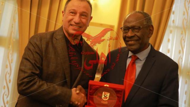 محمود الخطيب يكرم نجم الكرة السودانية على جاجرين