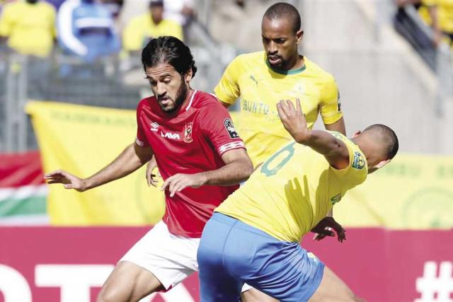 مروان محسن يحاول المرور من لاعبى صن داونز - صورة أرشيفية