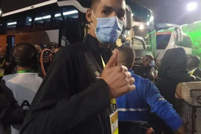 بدر بانون يتابع مباراة الأهلي والزمالك من الملعب