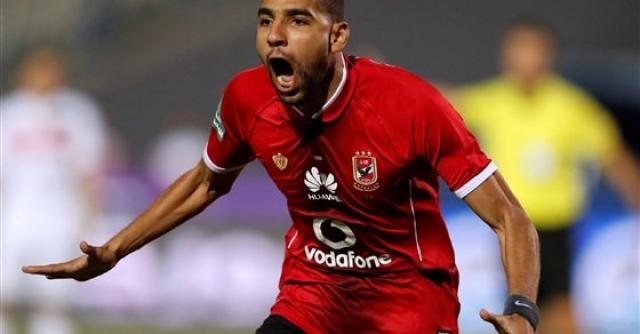 مؤمن زكريا يسلم الكأس إلى لاعبي الأهلي