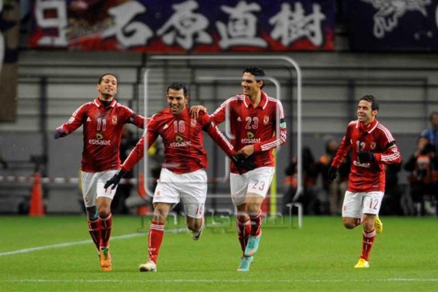 السيد حمدي، لاعب فريق الأهلي، يحتفل مع زملائه بعد إحرازه هدفا في مرمى فريق هيروشيما، خلال المباراة بين الفريقين ضمن مبارايات بطولة كأس العالم للأندية، اليابان، 9 ديسمبر 2012. انتهت المباراة بفوز