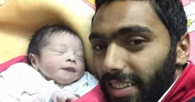 حسين الشحات مع ابنه