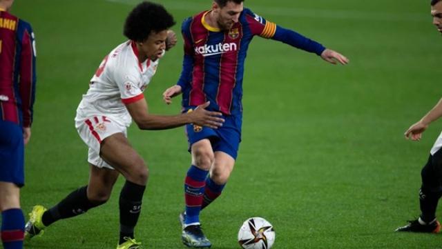 اشبيلية يضرب برشلونة بثنائية ويقترب من نهائي الكأس