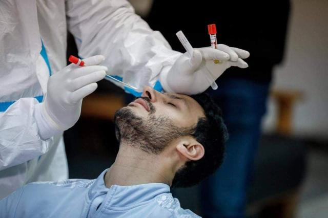 لاعبو الأهلي يجرون المسحة الطبية قبل المواجهة السودانية