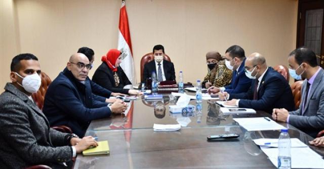 وزير الرياضة يبحث آليات تنفيذ برنامج كرة اليد بالمدارس