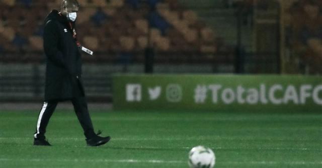 حافلة الأهلي تصل إلى استاد القاهرة.. والجهاز الفني يتفقد أرضية الملعب