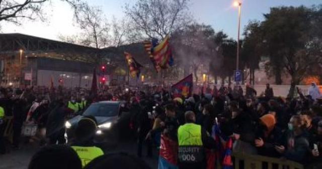 جماهير برشلونة خارج كامب نو