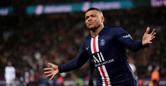 مبابي يسجل هدف التقدم الثاني لسان جيرمان في شباك برشلونة