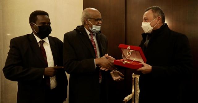 الخطيب يتبادل الدروع مع السفير السوداني بالقاهرة ونائب رئيس المريخ