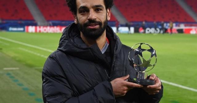 محمد صلاح يتسلم جائزة أفضل لاعب في مباراة ليفربول ولايبزج