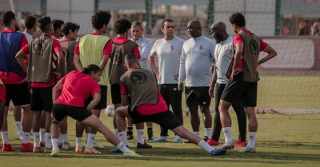 موسيماني يحاضر لاعبي الأهلي استعدادا للسفر إلى تنزانيا