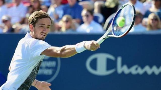 ميدفيديف يصعد للقاء ديوكوفيتش في نهائي بطولة أستراليا المفتوحة للتنس