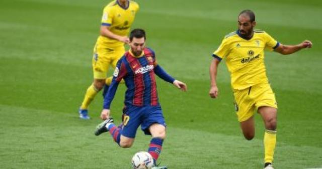 ميسي فى كرة مشتركة مع لاعب قادش