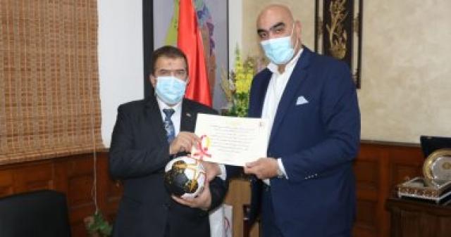 اتحاد اليد يكرم رئيس شركة جنوب القاهرة للكهرباء