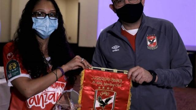 الأهلي يتبادل درع النادي مع إدارة سيمبا التنزاني