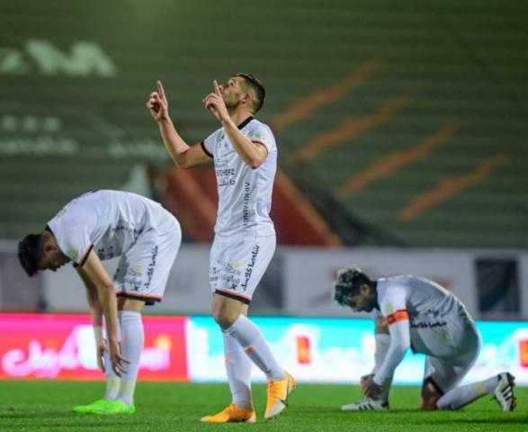 الشباب يعزز صدارته للدوري السعودي بثلاثية في مرمى الأهلي