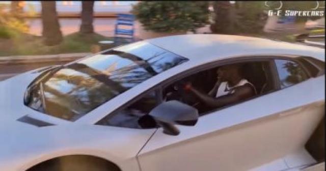 ميندي في سيارته اللامبورجيني