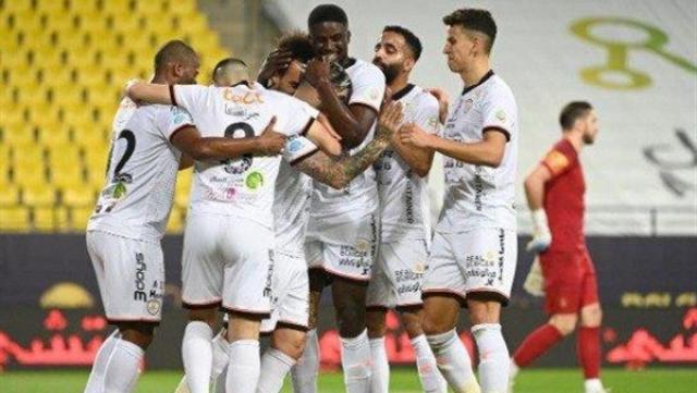 الشباب يستفيد من هدايا منافسيه في الدوري السعودي