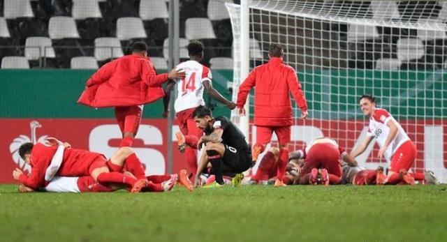 إصابة لاعبين من روت فايس إيسن بكورونا قبل مواجهة كيل بكأس ألمانيا