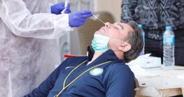 خالد جلال المدير الفنى لفريق البنك الاهلى أثناء أجراء المسحة الطبية