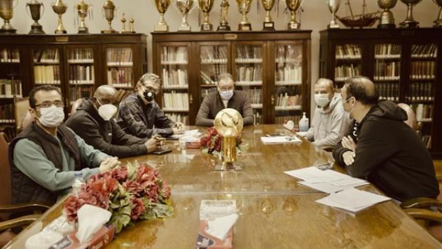 تفاصيل اجتماع الخطيب مع الجهاز الفني ولاعبي الأهلي في حضور لجنة التخطيط