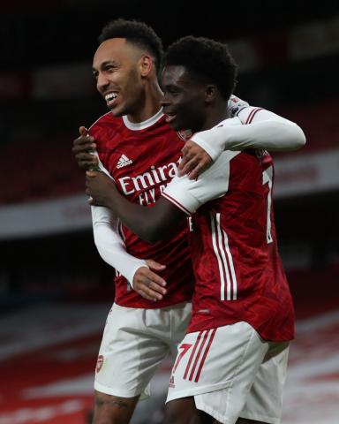 أوباميانج يقود أرسنال لثمن نهائي اليورباليج بفوز مُثير على بنفيكا