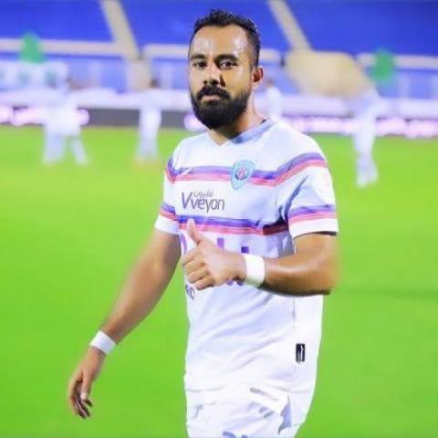 أبها يعلن تجديد عقد ساري عمرو