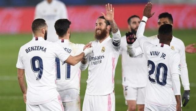 نجم ريال مدريد يعلن استمراره مع الفريق
