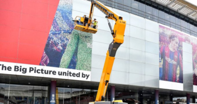 جانب من إزالة صور ميسي