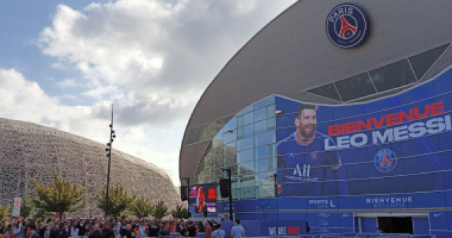 ميسي علي صدر واجهة ملعب حديقة الأمراء