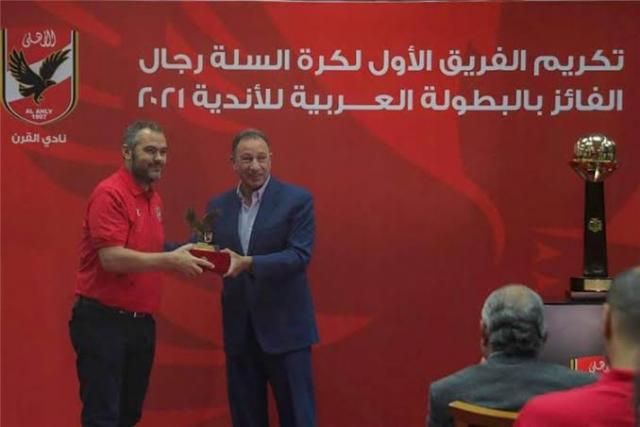 الأهلي يكرم فريق الطائرة بعد دخوله موسوعة جينيس