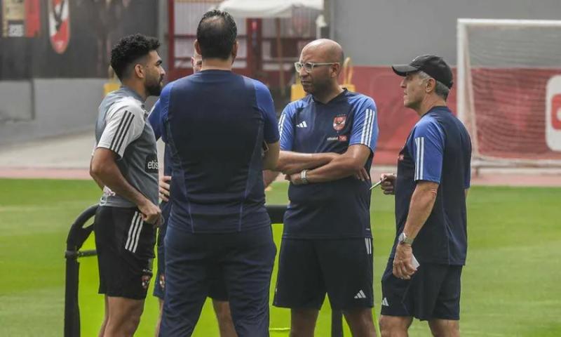 كولر يجلس مع ميكاري بعد مباراة اتحاد العاصمة .. وجميع أرقام السويسري مع الأهلي